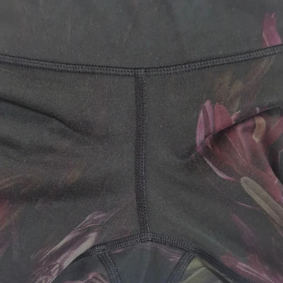 Lululemon Wunder Under Crop, Color Midnight Iris Multi / Black Size 4 - Picture 14 of 16